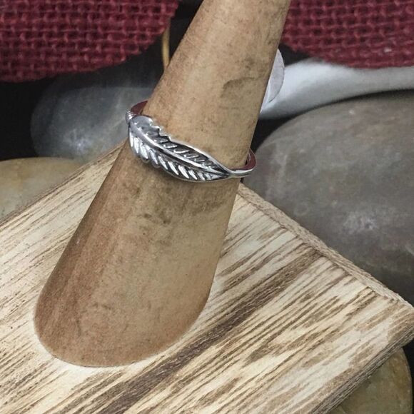 Sterling silver leaf minimalist ring Size 7 - Picture 5 of 6